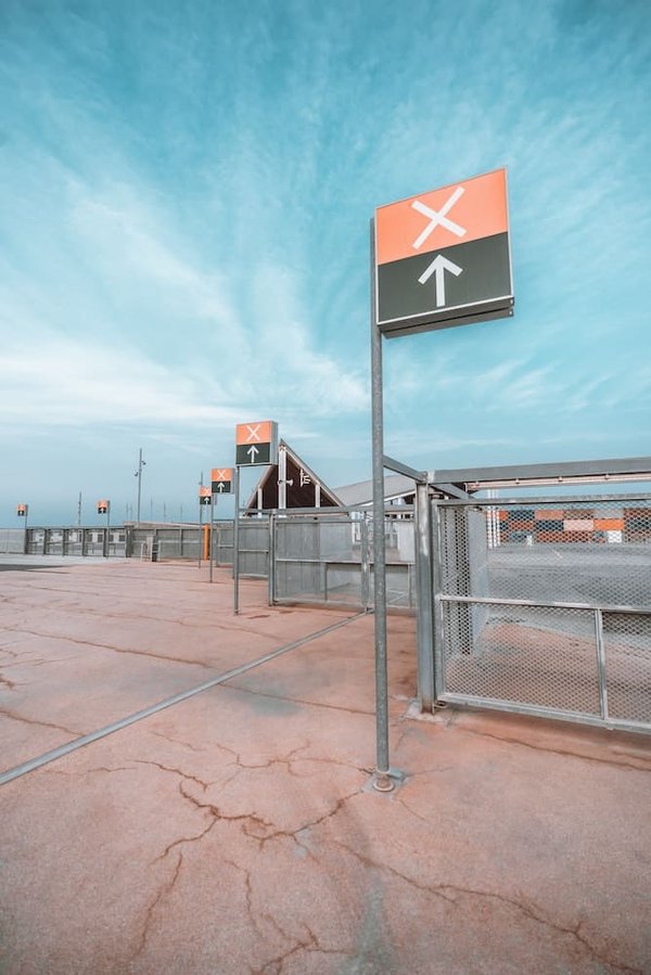 Quelles techniques pour associer des gants en résille à une tenue moderne sans exagérer ?