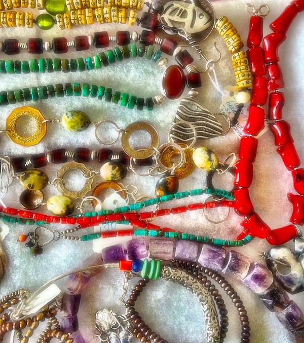 Comment choisir des bijoux pour accentuer une coiffure updo élégante lors d'événements formels ?